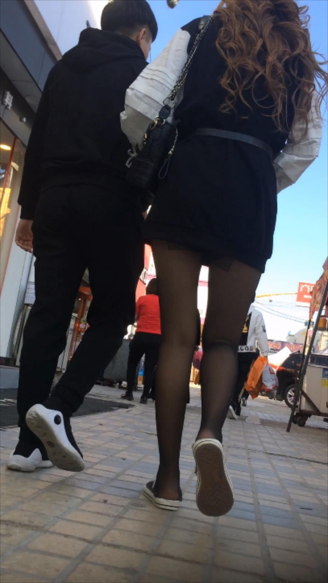 20205781414用户上传街拍和男友一起逛街的美女_超短包臀裙黑色丝袜- www.jdav.vip